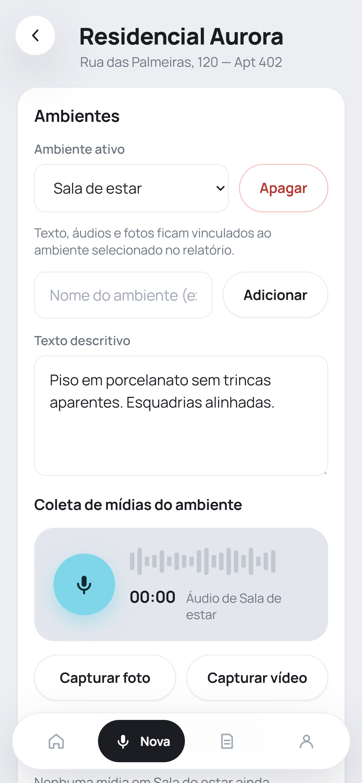 Tela de vistoria ativa: ambientes, texto descritivo e botão Gravar áudio.